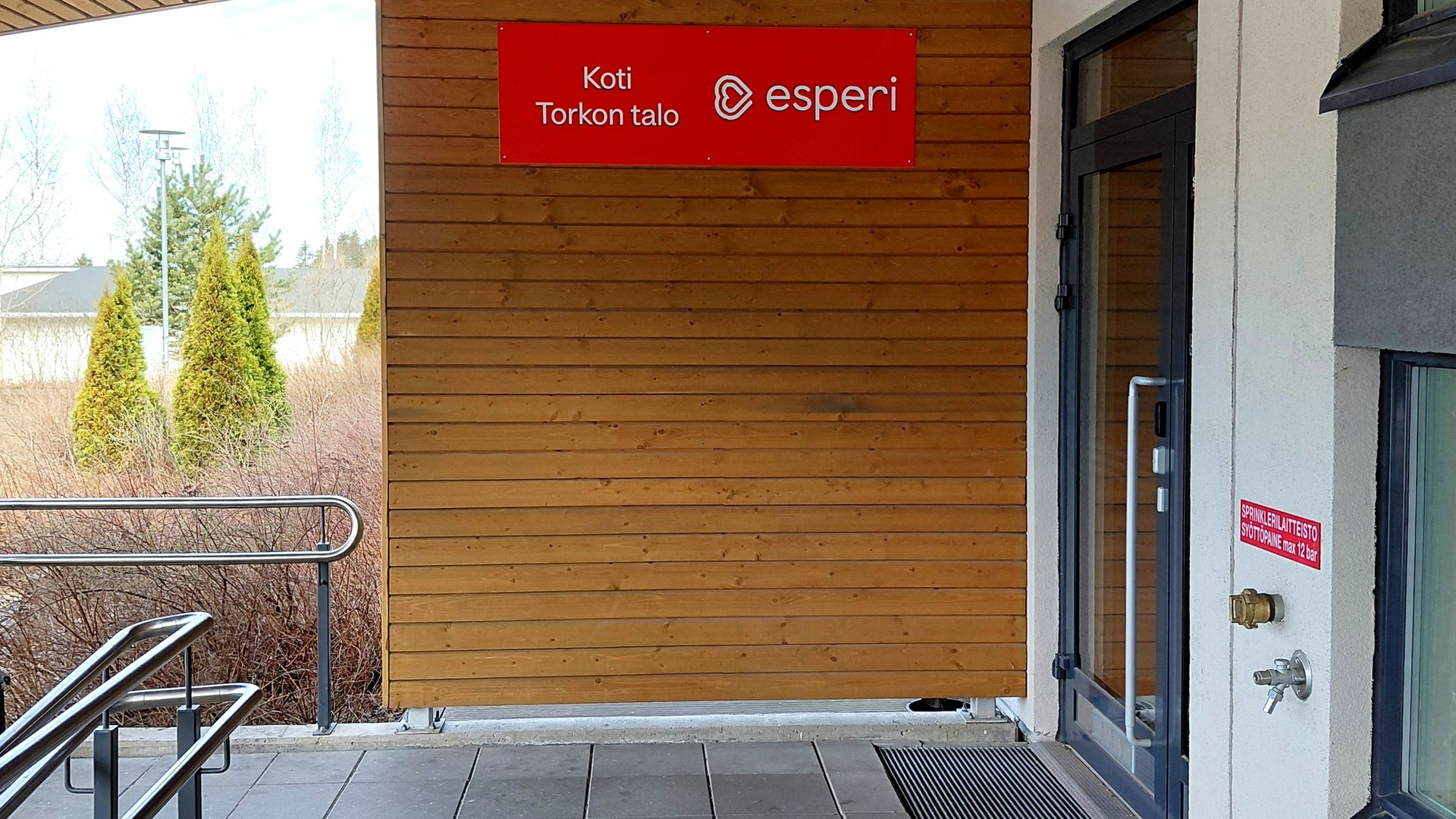 Pääovi, jossa lukee Esperi Koti Torkon talo
